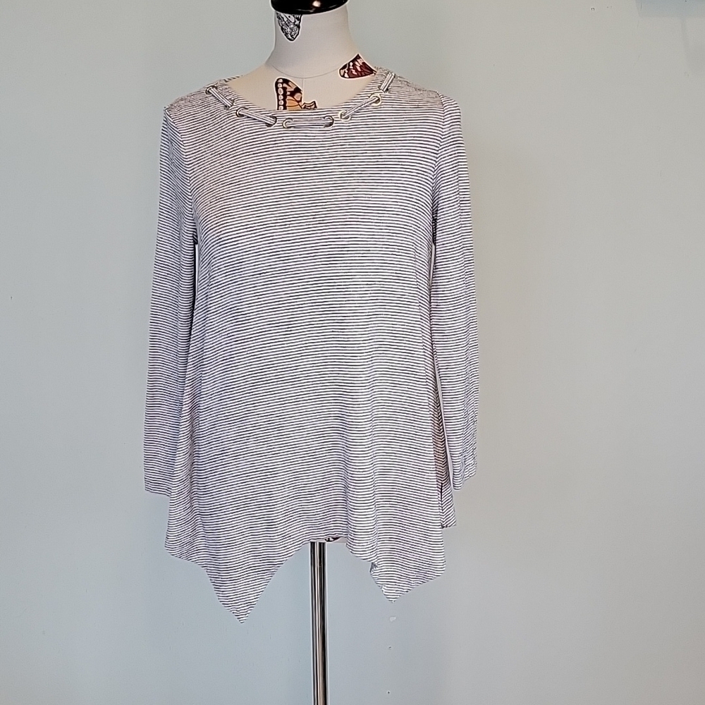 𝅺rafaelle black and white striped shirt.   Size is Small